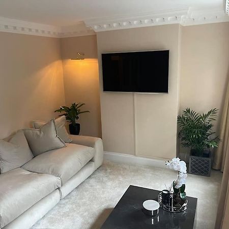 Newly Refurbished Apartment, Near Station & River Londýn Exteriér fotografie