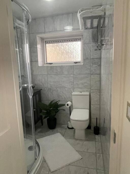 Newly Refurbished Apartment, Near Station & River Londýn Exteriér fotografie
